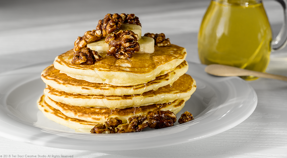 Clatite cu nuci caramelizate, banane si miere