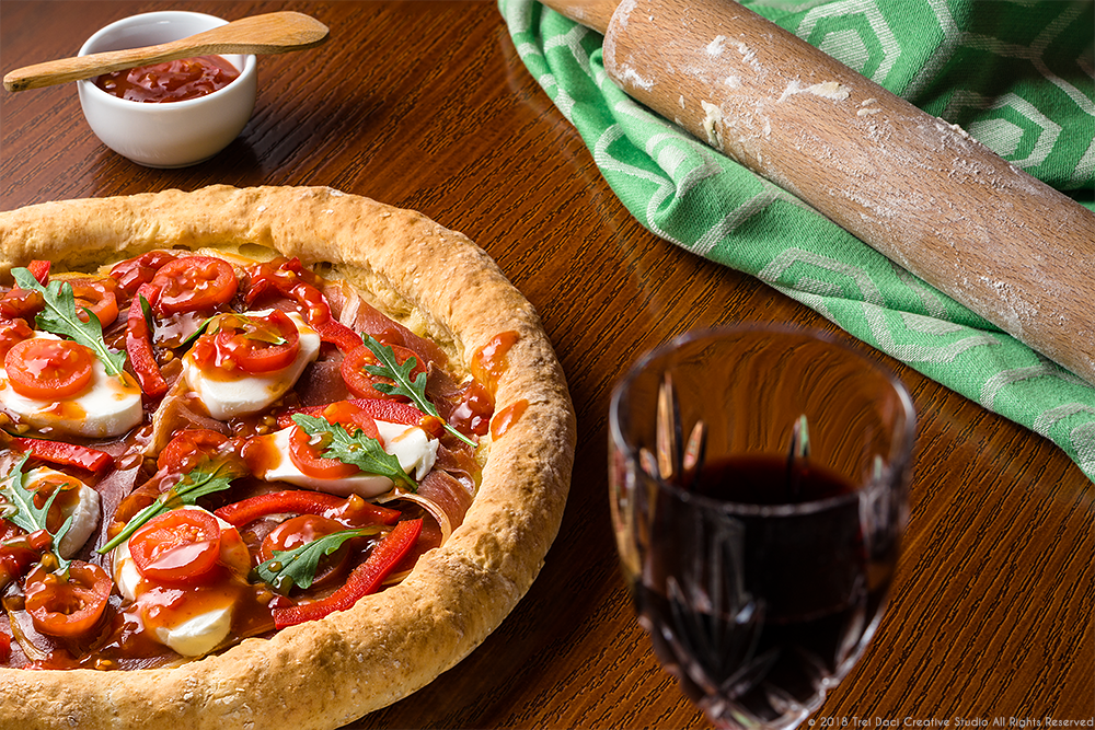 Pizza cu prosciutto si mozzarella